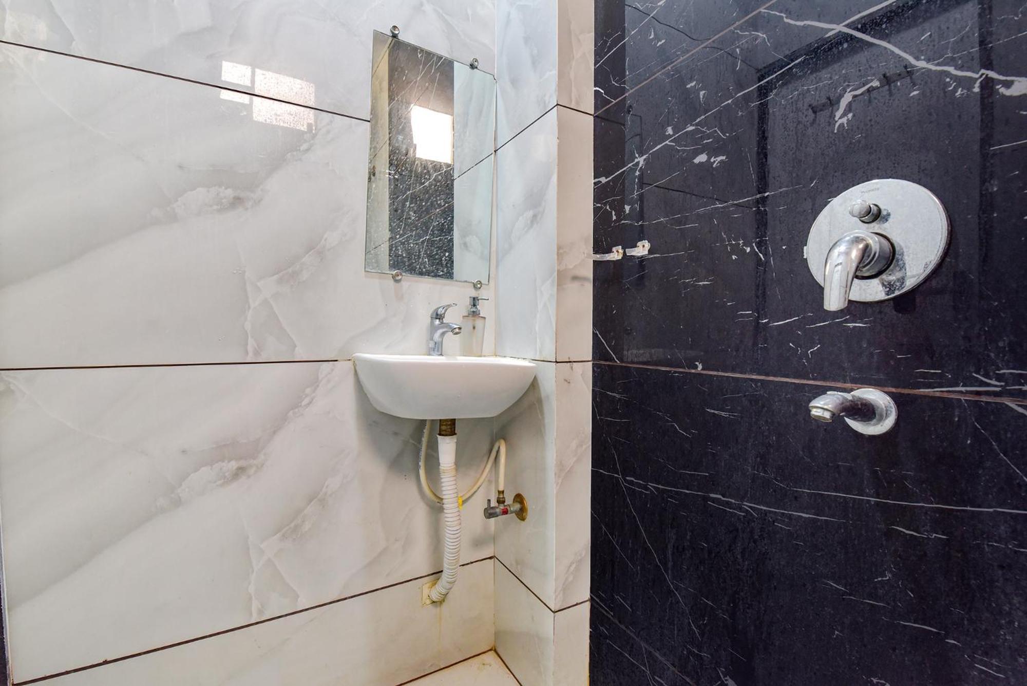 Hotel Fabexpress A2 And Restro Indaur Exteriér fotografie